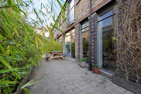 1 bedroom terraced house for sale, Providence Yard, London, E2