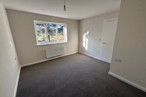 3 bedroom semi-detached house to rent, Cobham Close, Wolverhampton WV6