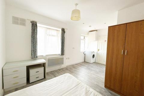 1 bedroom in a house share to rent, Goldbeaters Grove, Edgware