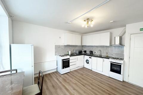 1 bedroom in a house share to rent, Goldbeaters Grove, Edgware