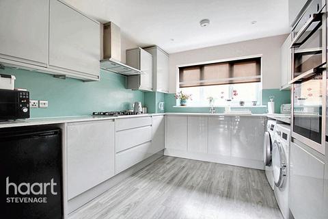 1 Oakdell, Stevenage, SG2 8BZ