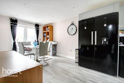 1 Oakdell, Stevenage, SG2 8BZ