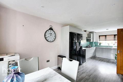 1 Oakdell, Stevenage, SG2 8BZ