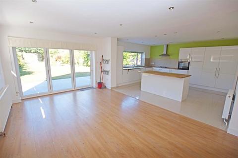 5 bedroom chalet to rent, Hempstead Road, Hempstead, Gillingham