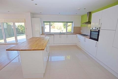 5 bedroom chalet to rent, Hempstead Road, Hempstead, Gillingham