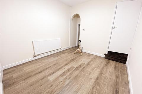 3 bedroom end of terrace house to rent, Hospital Street, Walsall WS2