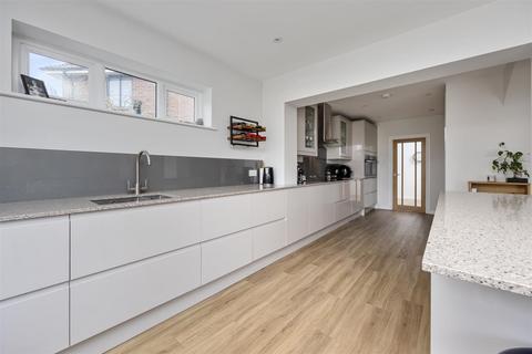 14 Arlington Close, Goring By Sea, Worthing, BN12 4ST