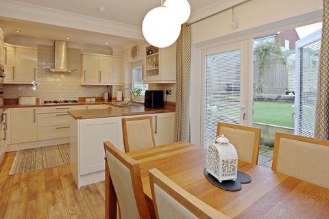 32 Oakfield Crescent, Tonteg, Pontypridd, CF38 1NG