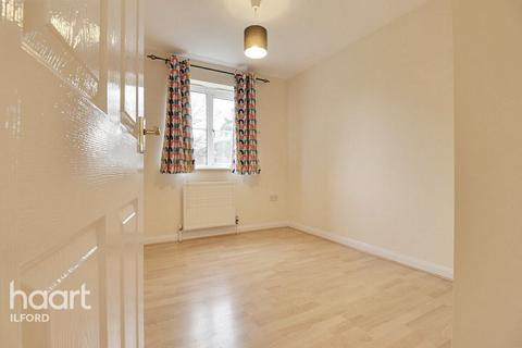 2 bedroom flat to rent, Friars Close, ILFORD