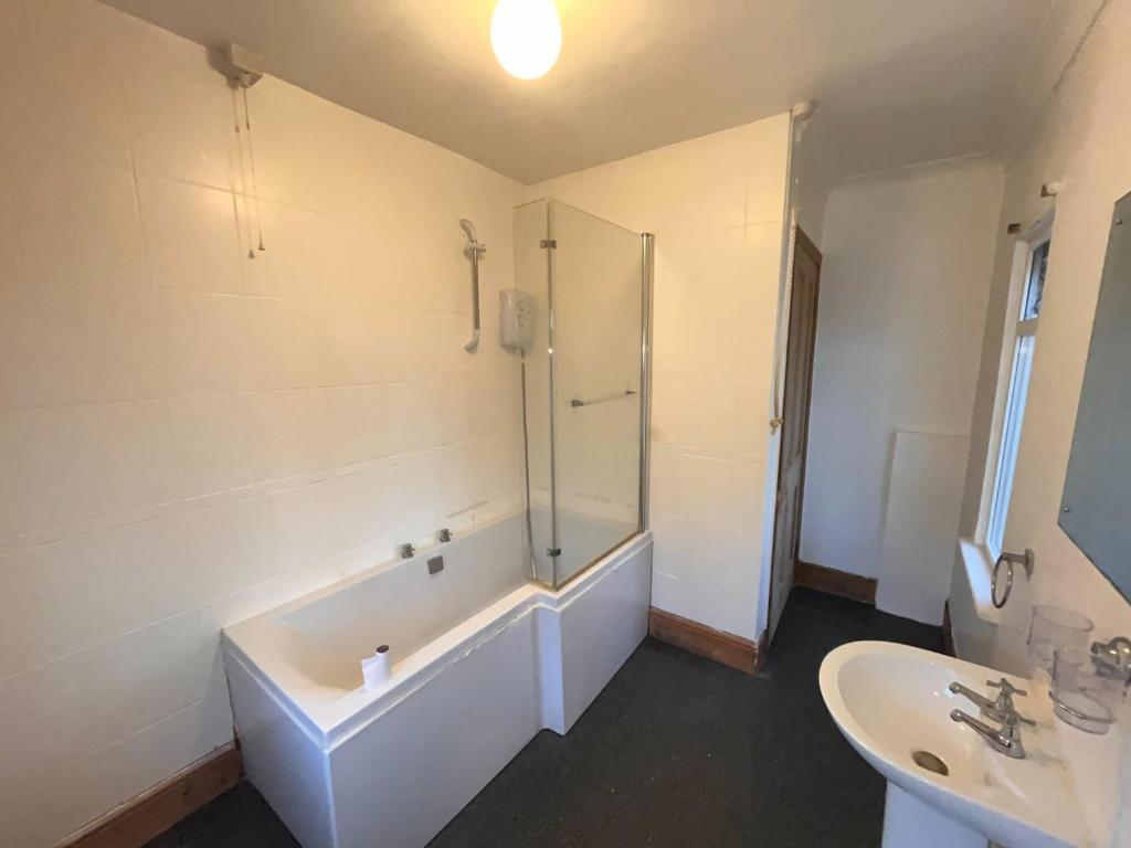Bathroom 1.jpeg