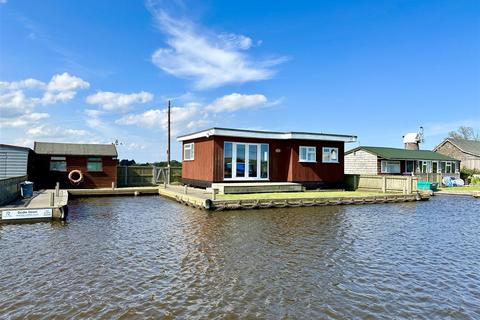 2 bedroom detached bungalow for sale, North East Riverbank, Potter Heigham, NR29