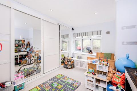 17 Boardman Avenue, London, E4 7QB