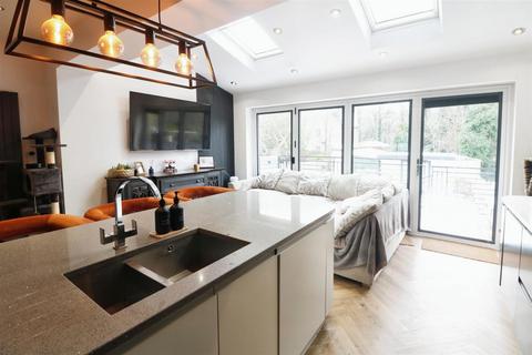 94 Clifton Crescent, Sheffield, S9 4BE