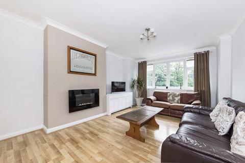 3 bedroom flat to rent, Streathbourne Road, London SW17