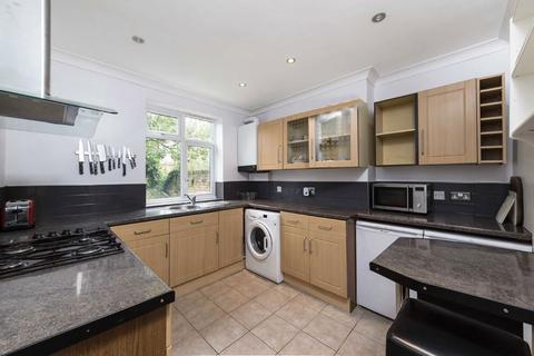 3 bedroom flat to rent, Streathbourne Road, London SW17