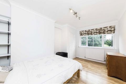 3 bedroom flat to rent, Streathbourne Road, London SW17