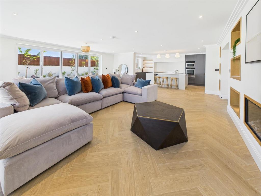 CAM04392 G0-PR0090-STILL011.jpg