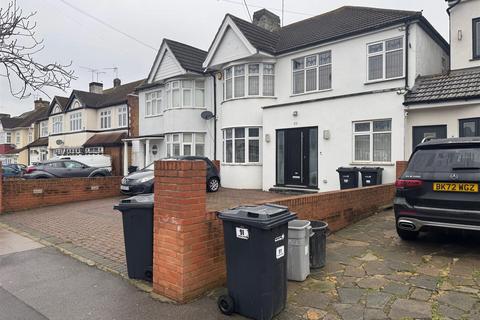 4 bedroom house to rent, Clayhall Avenue, Ilford