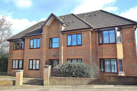 2 bedroom flat to rent, Cleve Court, Woking GU21