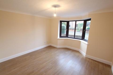 2 bedroom flat to rent, Cleve Court, Woking GU21