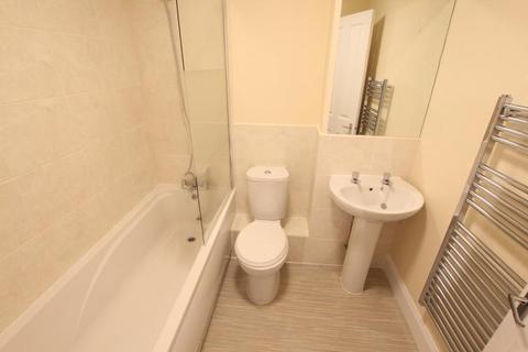 2 bedroom flat to rent, Cleve Court, Woking GU21