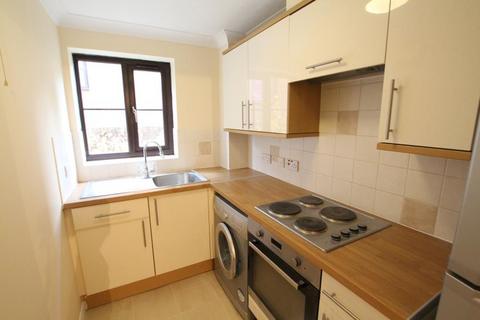 2 bedroom flat to rent, Cleve Court, Woking GU21