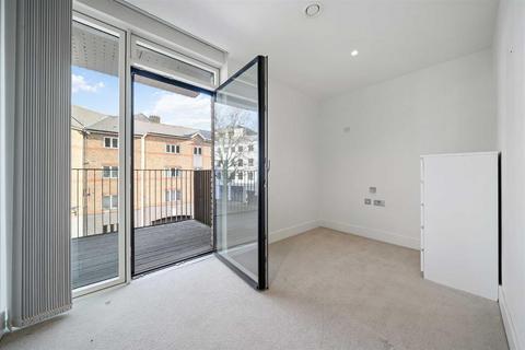 3 bedroom apartment to rent, West Row, Kensington