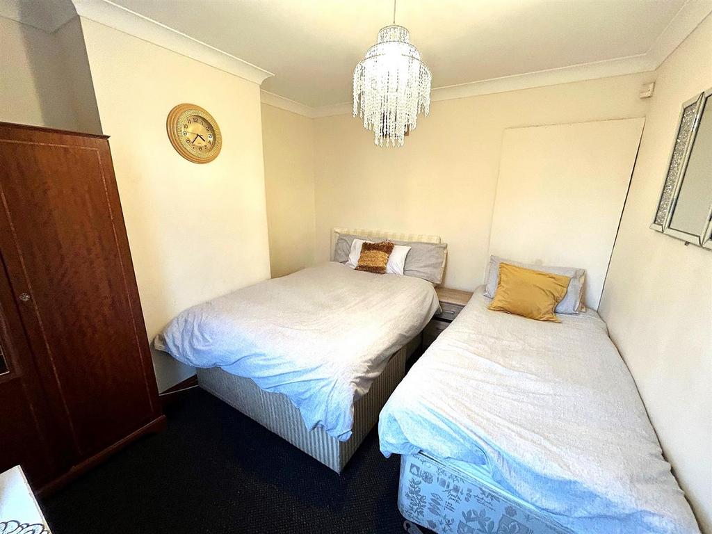 Bed 4.jpg