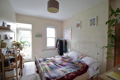 2 bedroom flat to rent, 58 Culverden Road, London SW12