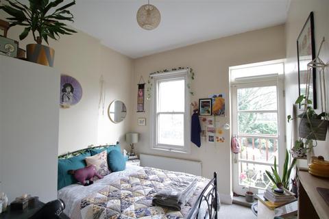 2 bedroom flat to rent, 58 Culverden Road, London SW12