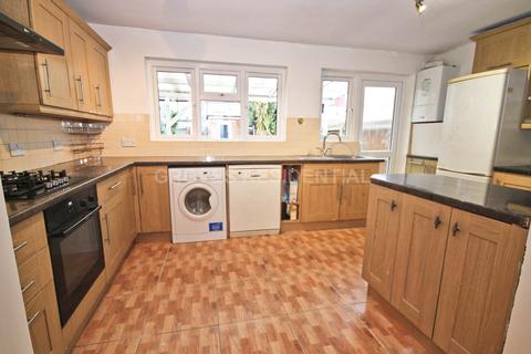 3 bedroom terraced house to rent, Byron Avenue, New Malden