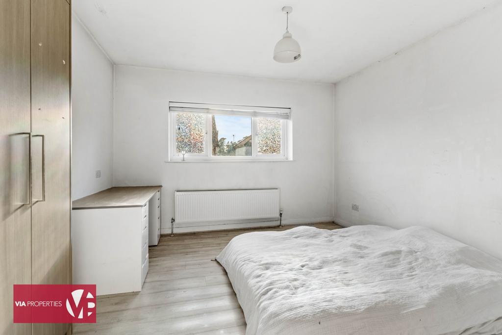 50 Briscoe Road Hoddesdon EN11 9 DG via...