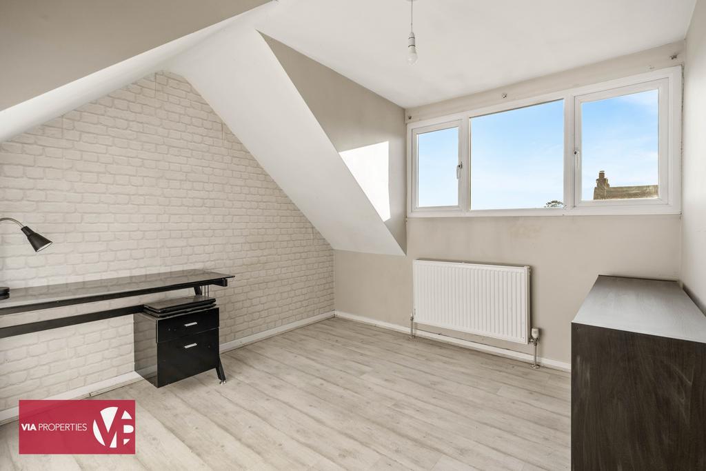 50 Briscoe Road Hoddesdon EN11 9 DG via...