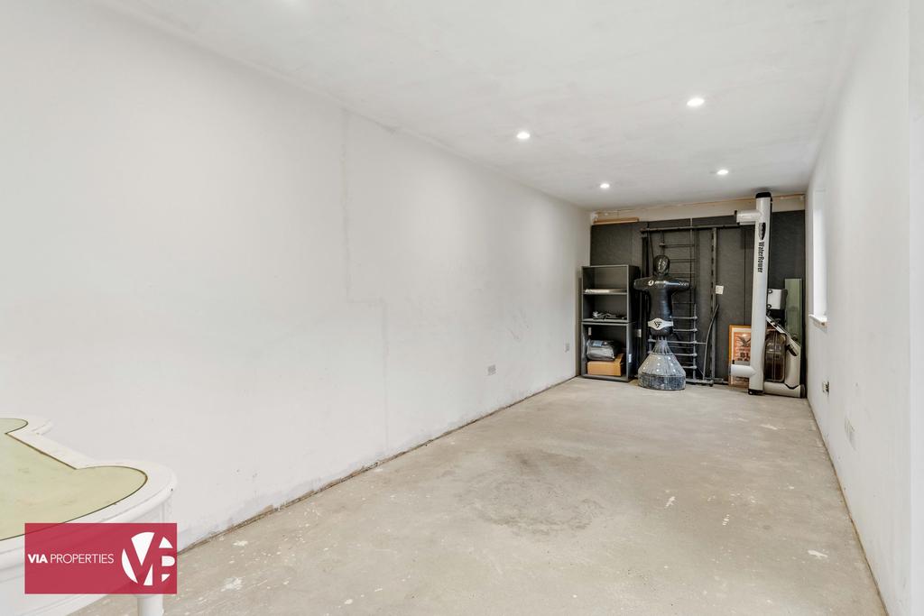 50 Briscoe Road Hoddesdon EN11 9 DG via...
