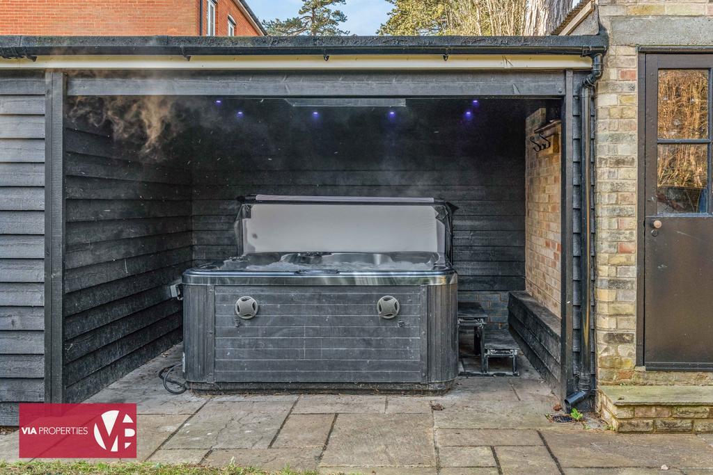50 Briscoe Road Hoddesdon EN11 9 DG via...