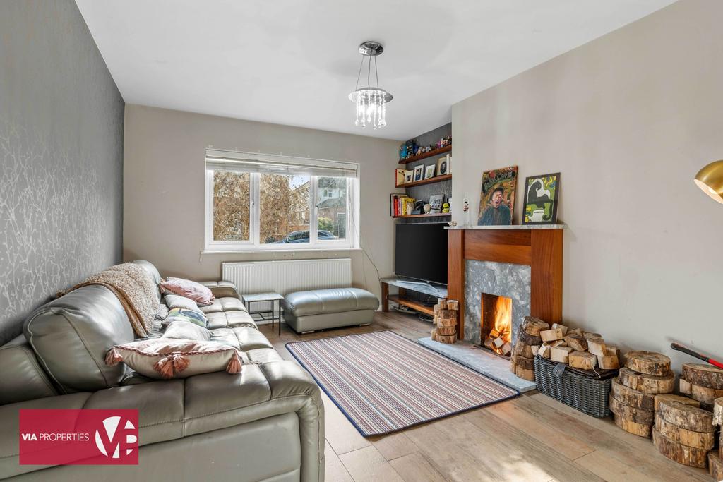 50 Briscoe Road Hoddesdon EN11 9 DG via...