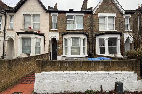 Studio to rent, Marlborough Road, Southgate