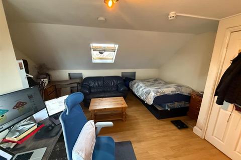 Studio to rent, Marlborough Road, Southgate