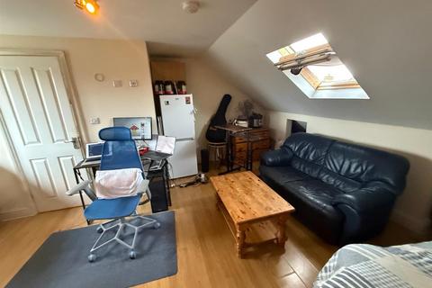 Studio to rent, Marlborough Road, Southgate