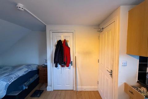 Studio to rent, Marlborough Road, Southgate