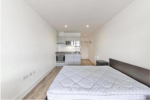 Studio to rent, 313 Kilburn High Road, London