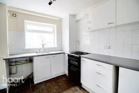 3 bedroom end of terrace house to rent, Winchester Close, NEWPORT