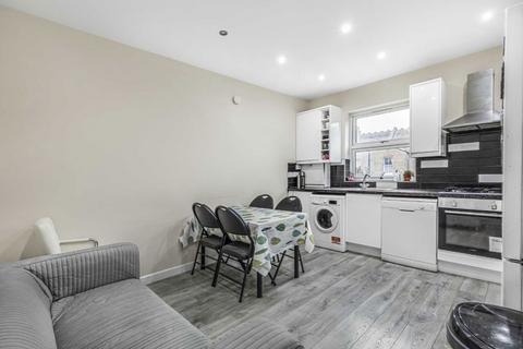 3 bedroom flat to rent, Boscombe Road, London SW19