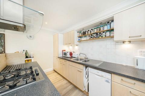 2 bedroom flat to rent, Keswick Road, London SW15