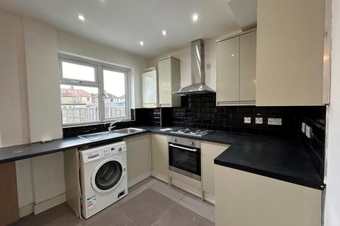 5 bedroom semi-detached house to rent, Hainault Road Romford RM5 3AP