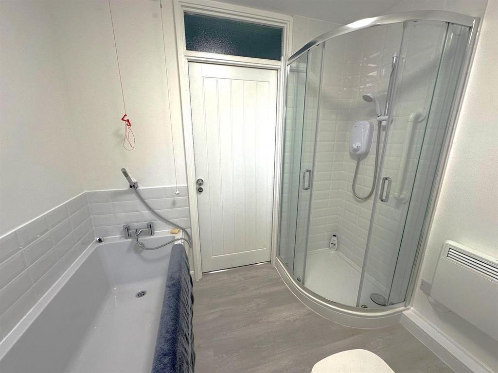 Bathroom 2.jpg