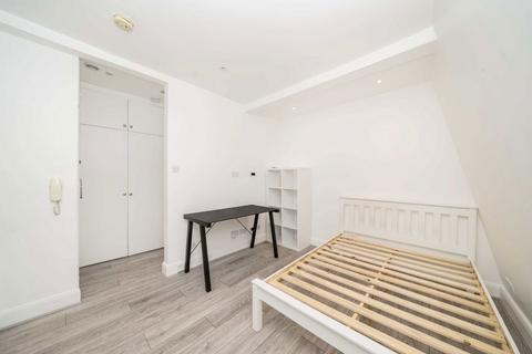 Studio to rent, Uxbridge Road, London W12