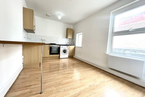 2 bedroom flat to rent, West Street, Fareham PO16