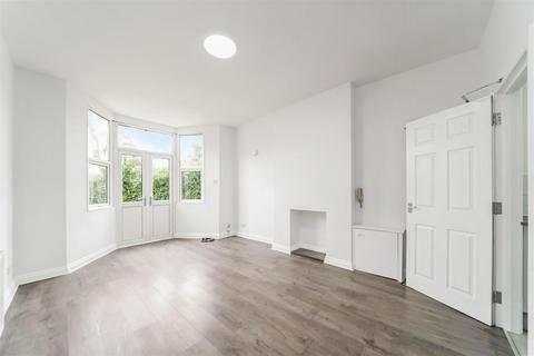 Studio to rent, Palmerston Crescent, London N13