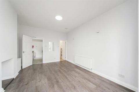 Studio to rent, Palmerston Crescent, London N13